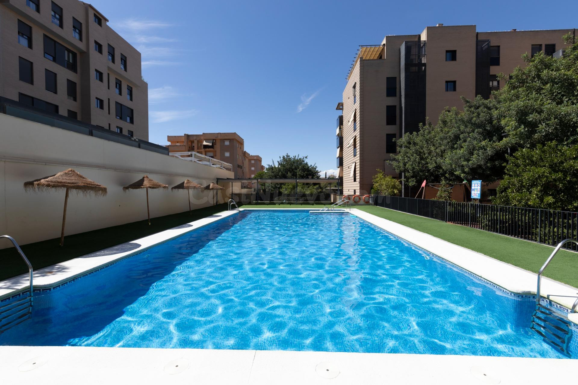 PISO DE 2 DORMITORIOS CON GARAJE, TRASTERO, TERRAZA Y PISCINA EN GRANADA