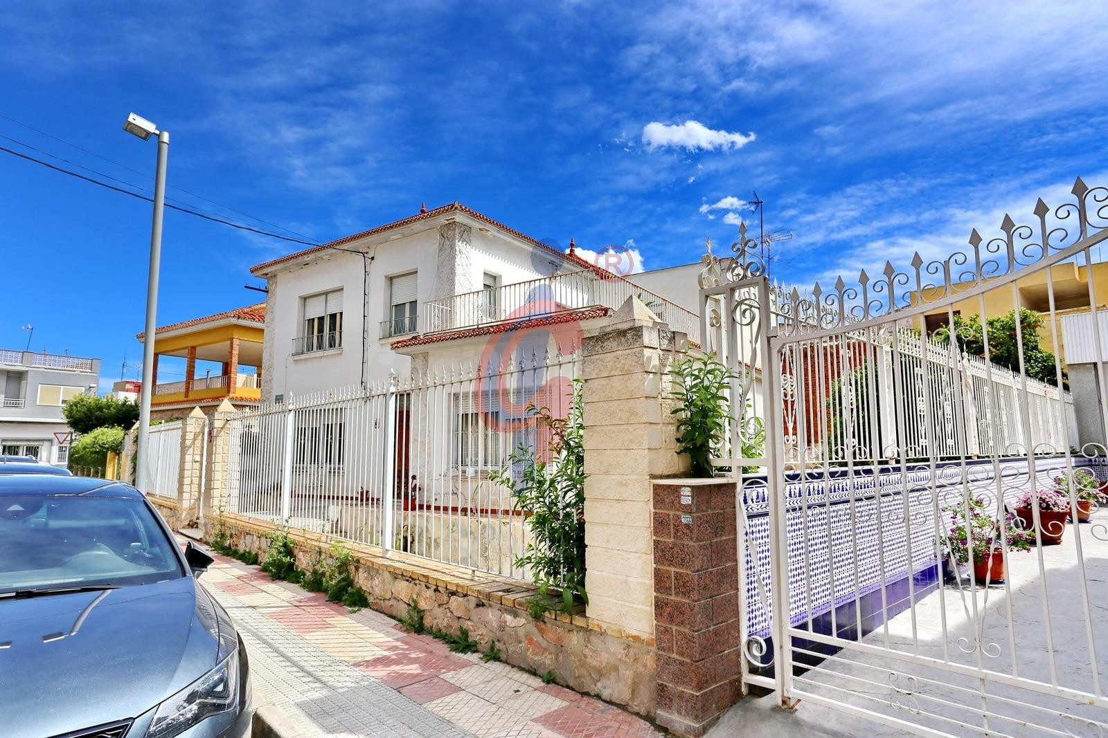 ¡En venta casa de cinco dormitorios con terreno en Dolores!