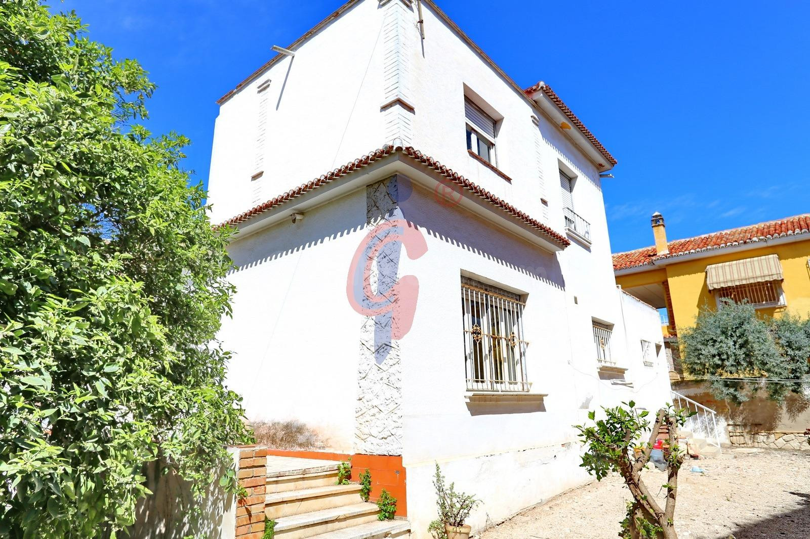 ¡En venta casa de cinco dormitorios con terreno en Dolores! - foto 2