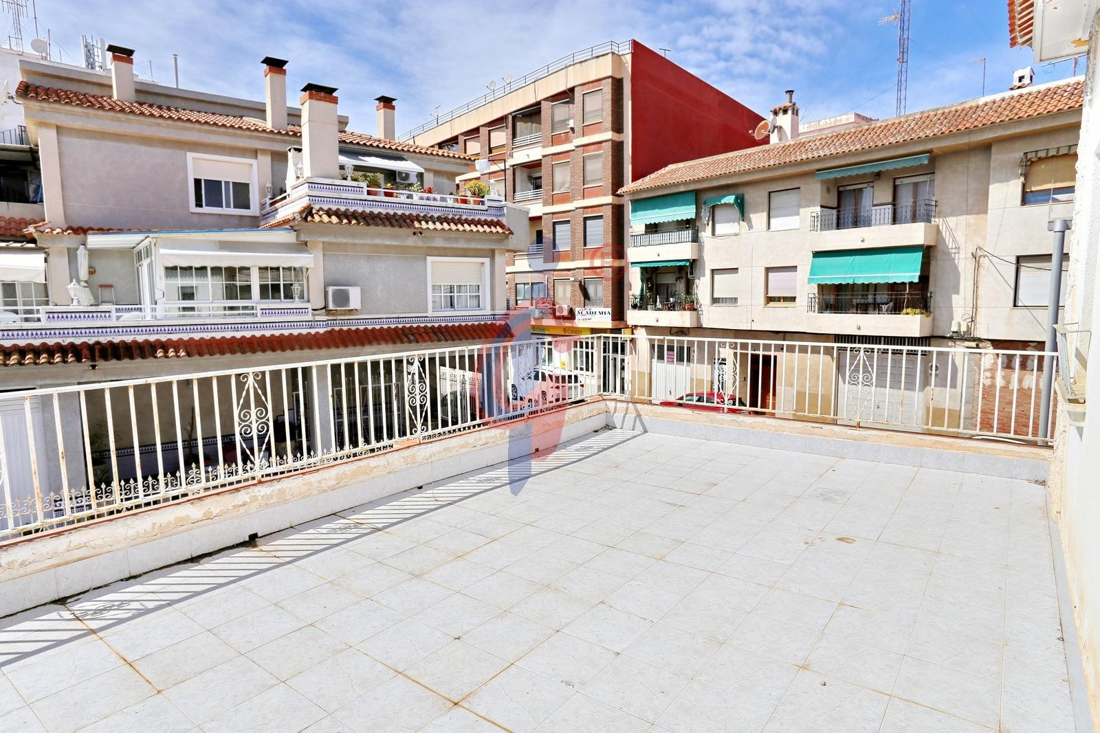 ¡En venta casa de cinco dormitorios con terreno en Dolores! - foto 3