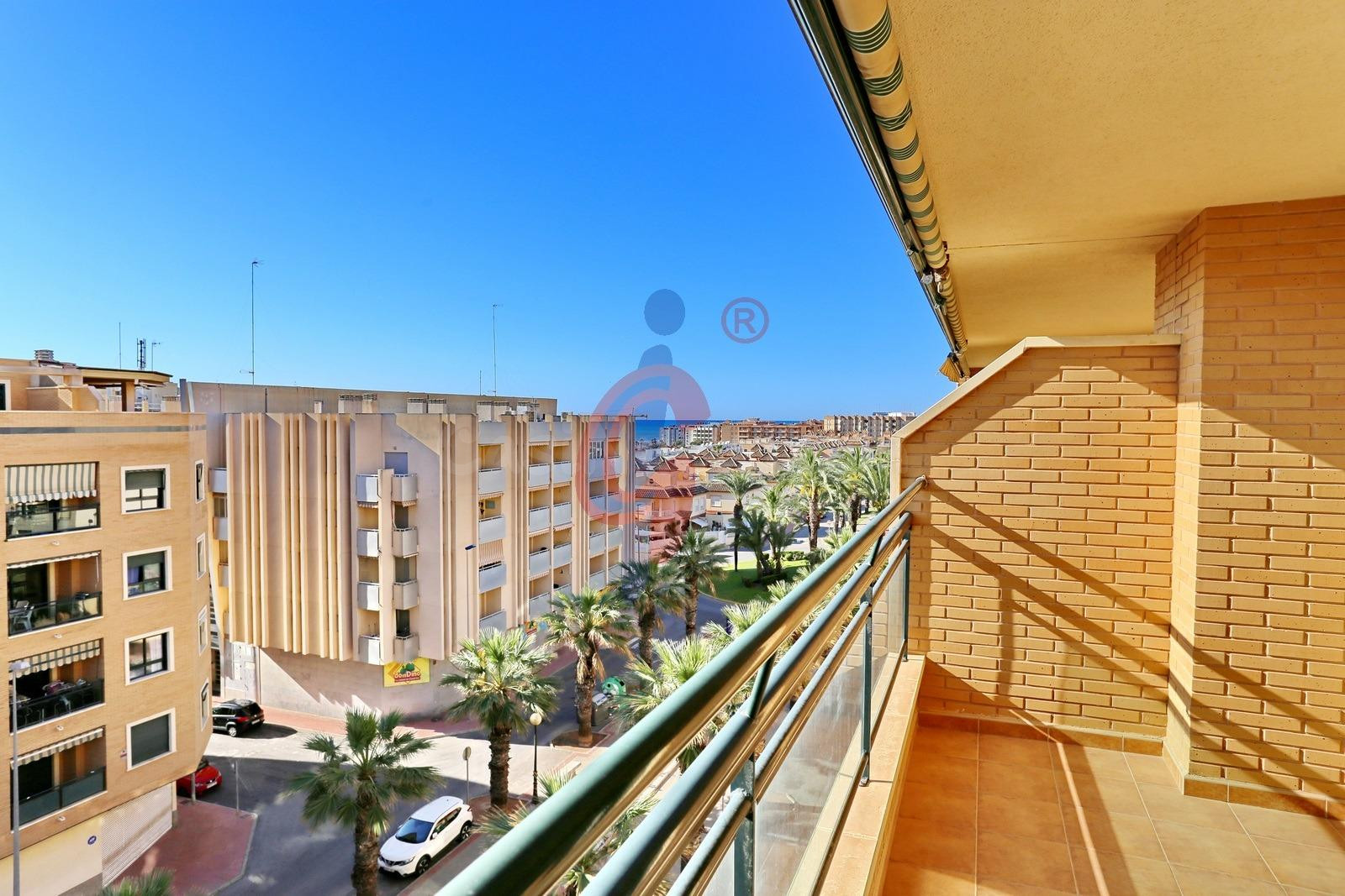 ¡Luminoso apartamento con vistas sobre la Avenida Cervantes y el mar en Guardamar del Segura!