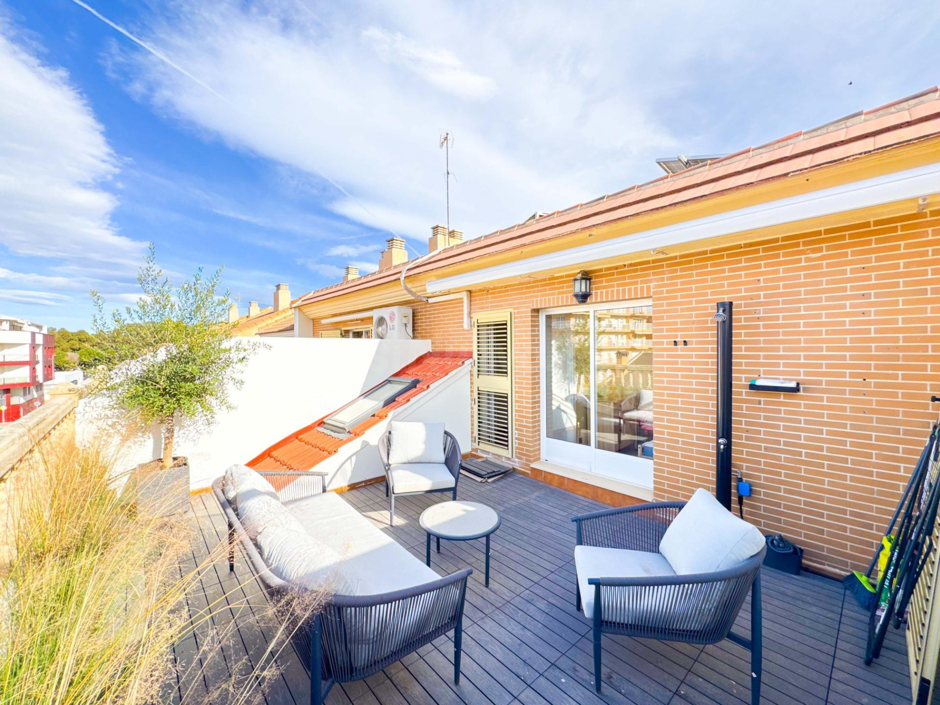 Elegante Bungalow Dúplex Renovado a Estrenar en Guardamar del Segura, a Solo 300 metros de la Playa Centro