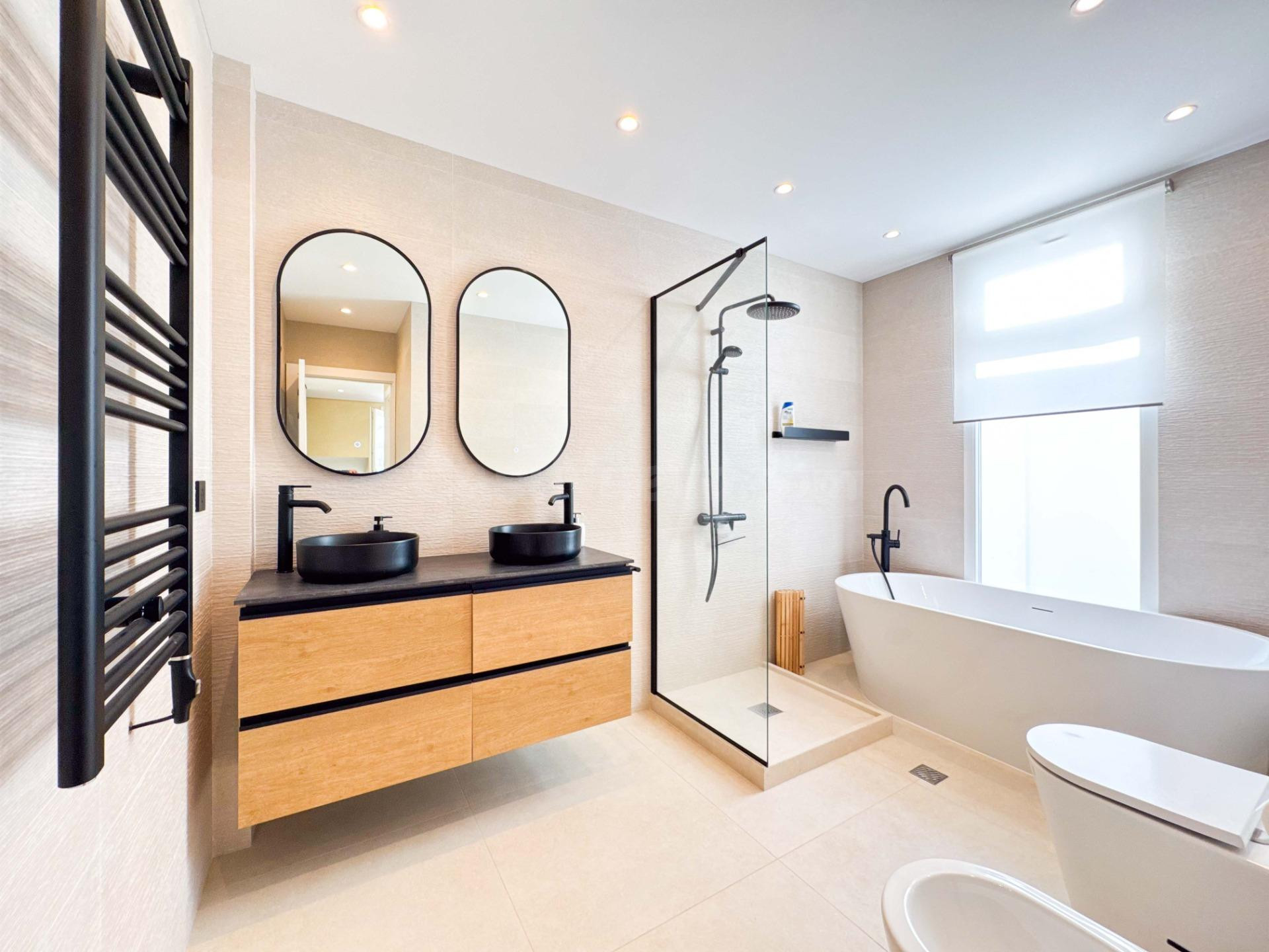 Elegante Bungalow Dúplex Renovado a Estrenar en Guardamar de - foto 2