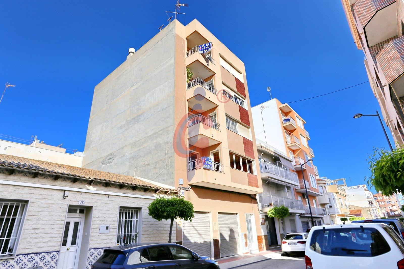 ¡Vivienda en venta para reformar en el centro de Guardamar del Segura!