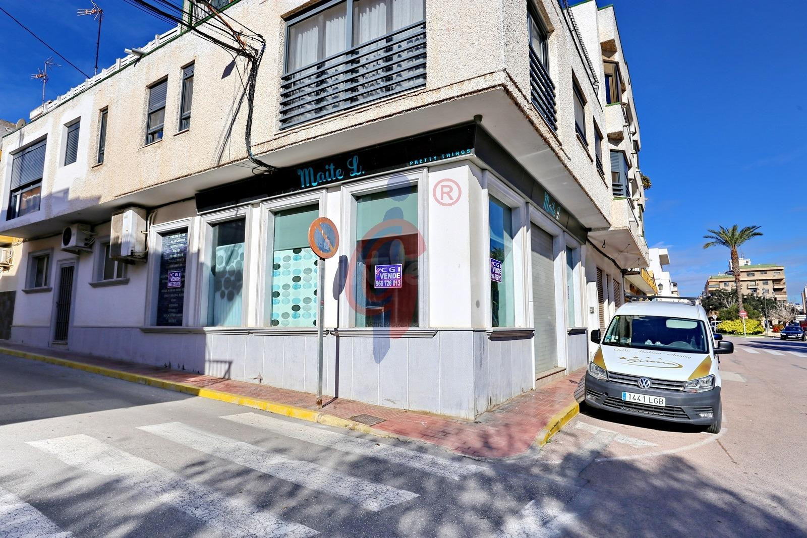 ¡Oportunidad en venta! Local en esquina en Guardamar del Segura