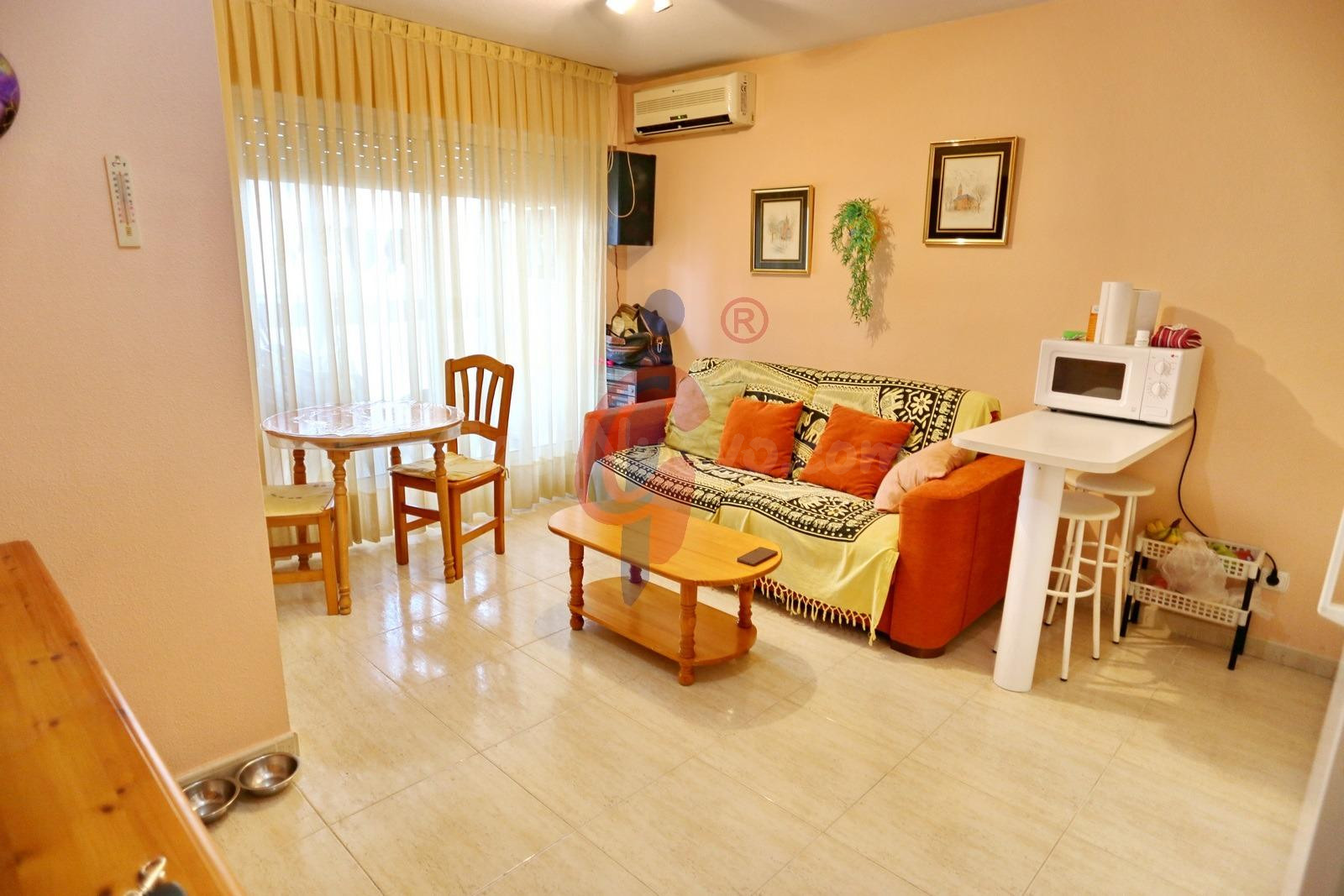 ¡Acogedor apartamento de 1 dormitorio a 450m. de la playa con trastero!