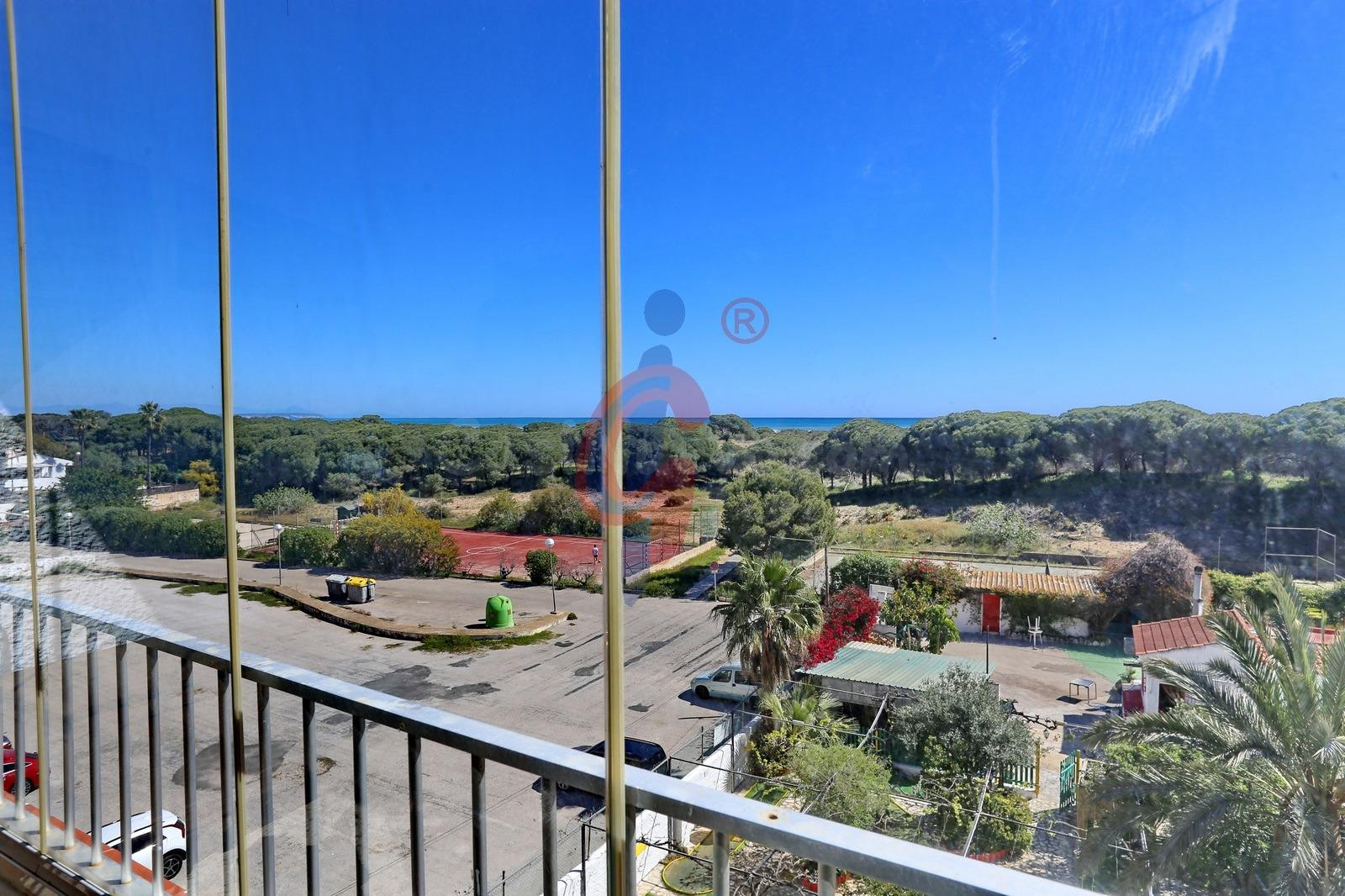 ¡Apartamento semi-reformado de dos dormitorios en Pinomar-Lomas del Polo, Guardamar del Segura!