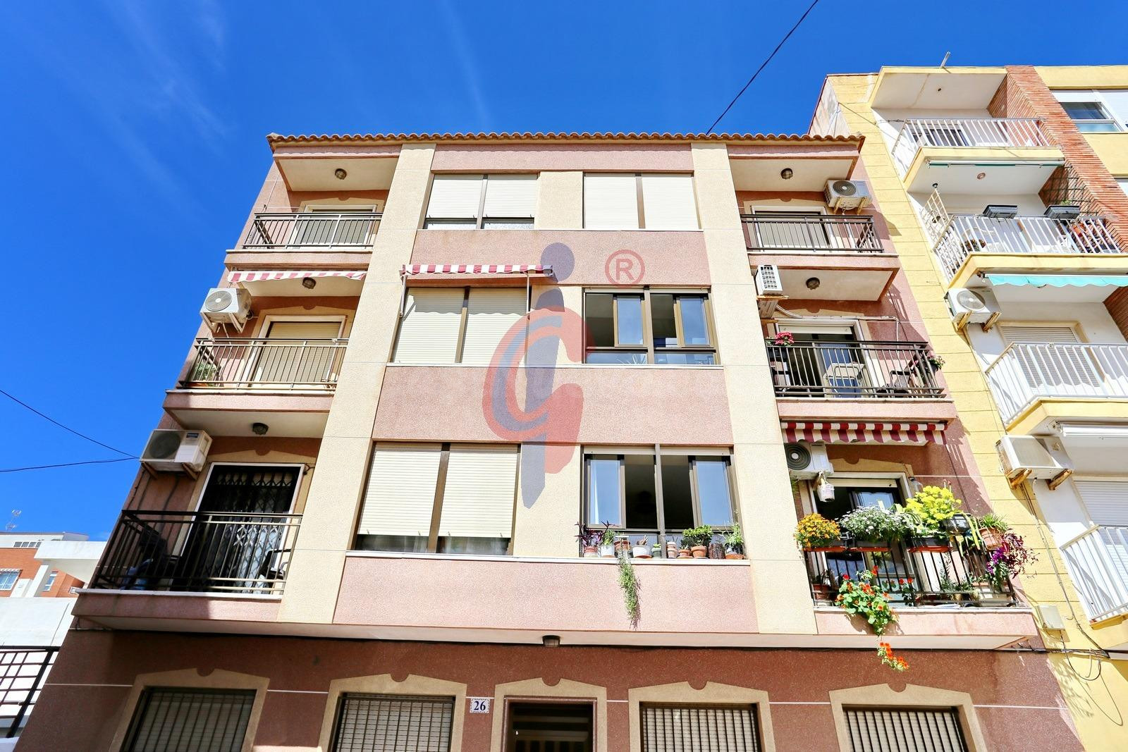 ¡Tercera planta sin ascensor en venta con tres dormitorios!