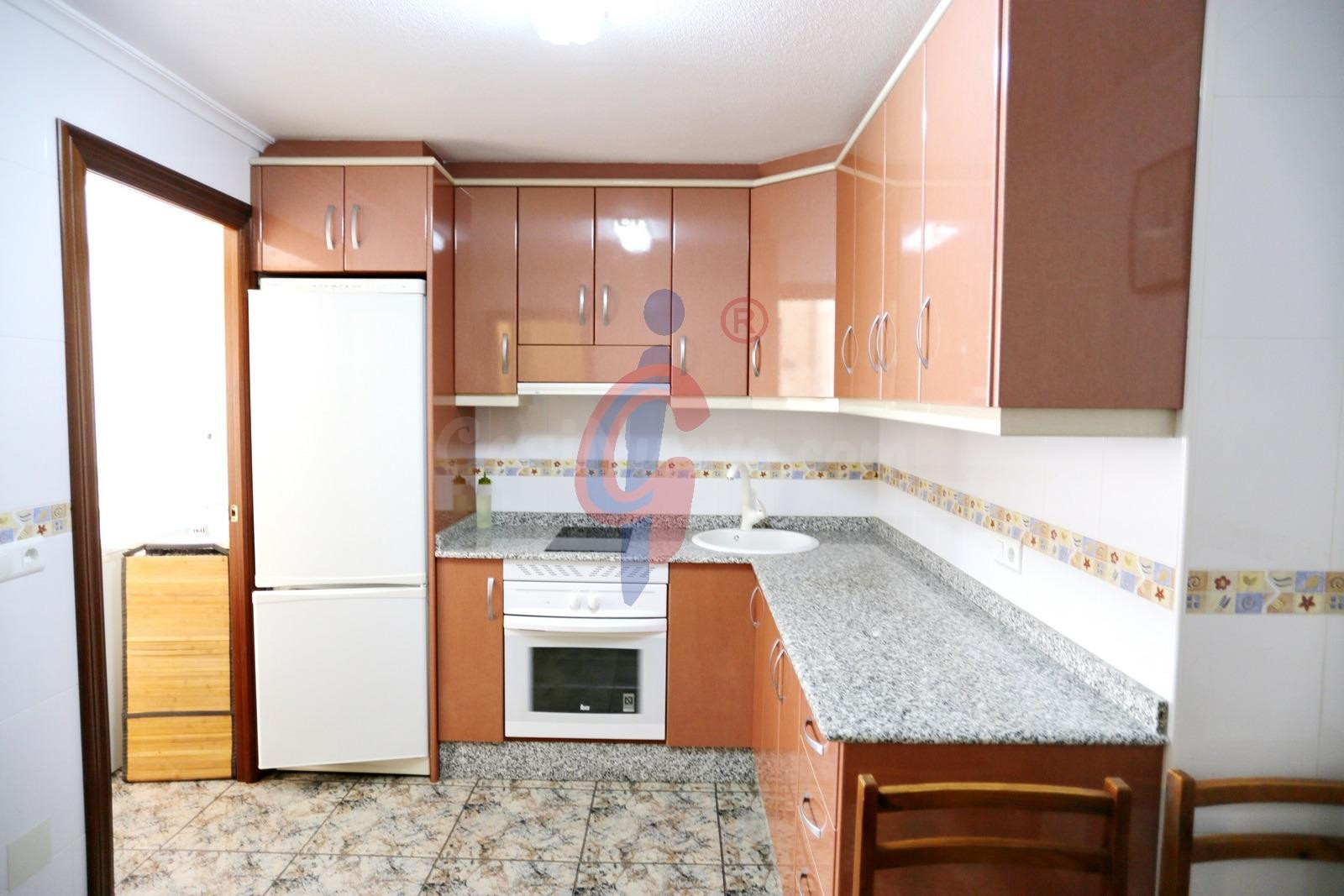 ¡Tercera planta sin ascensor en venta con tres dormitorios! - foto 3