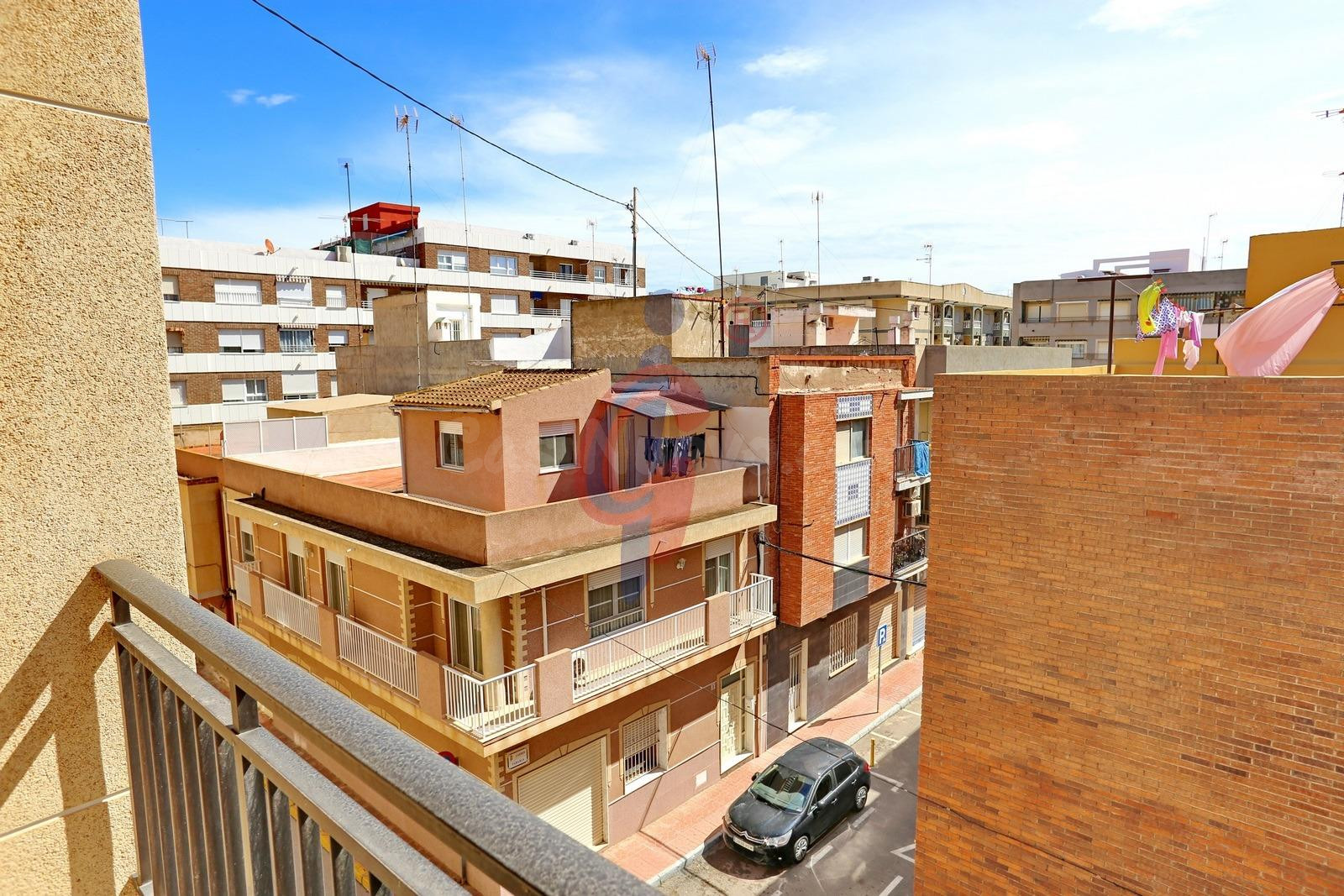 ¡Tercera planta sin ascensor en venta con tres dormitorios! - foto 4