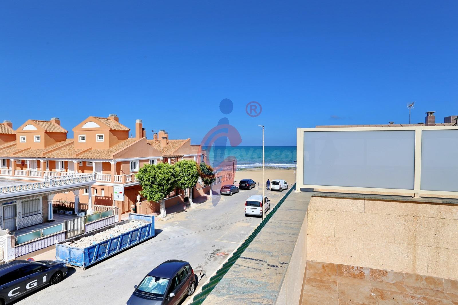 ¡Increíble oportunidad!: bungalow adosado con garaje en La Mata a 10 metros de la Playa