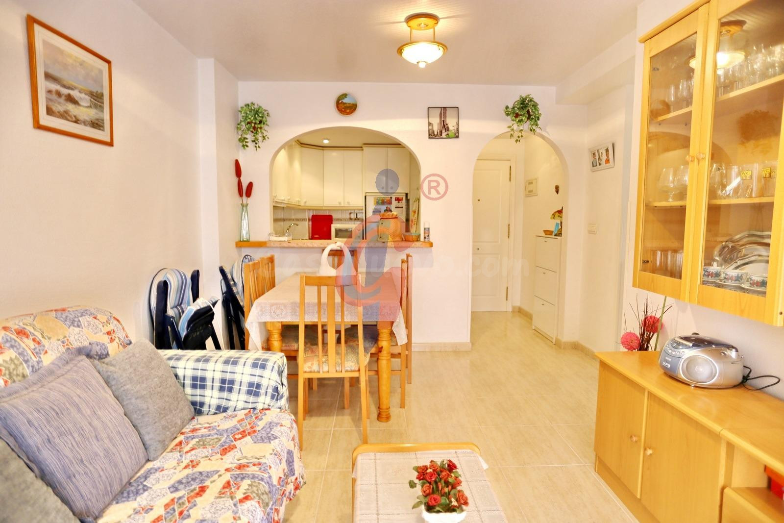 Apartamento de dos dormitorios con trastero en venta en Las Viñas, Guardamar del Segura, cerca de la playa