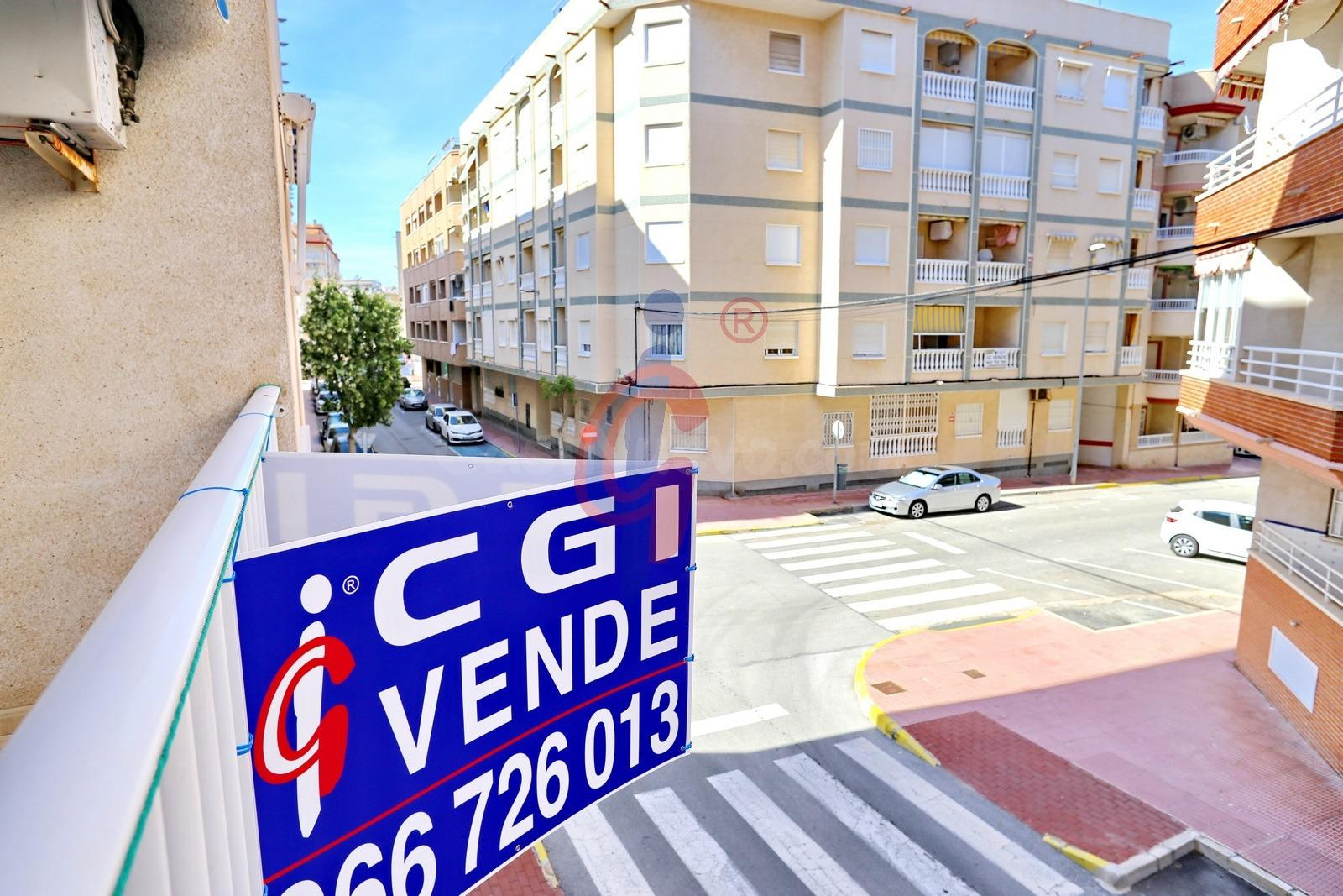 Apartamento de dos dormitorios con trastero en venta en Las  - foto 2
