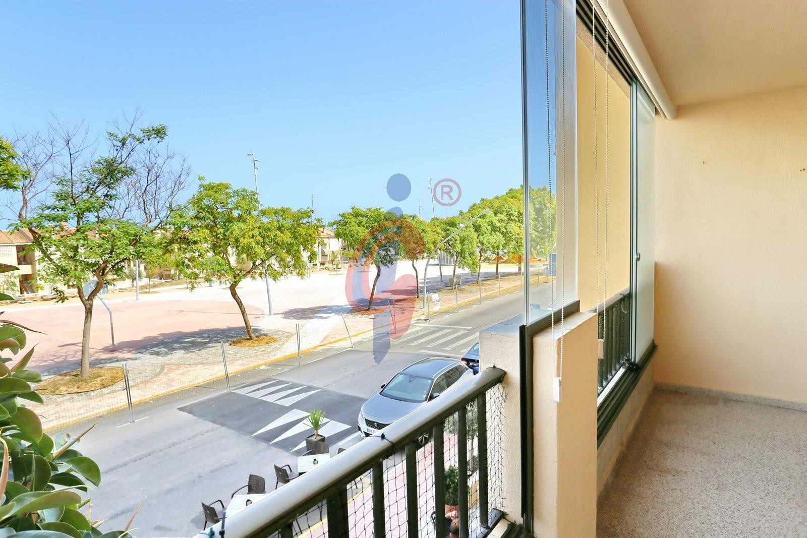 Luminoso apartamento con amplia terraza, piscina y excelente ubicación en Guardamar del Segura