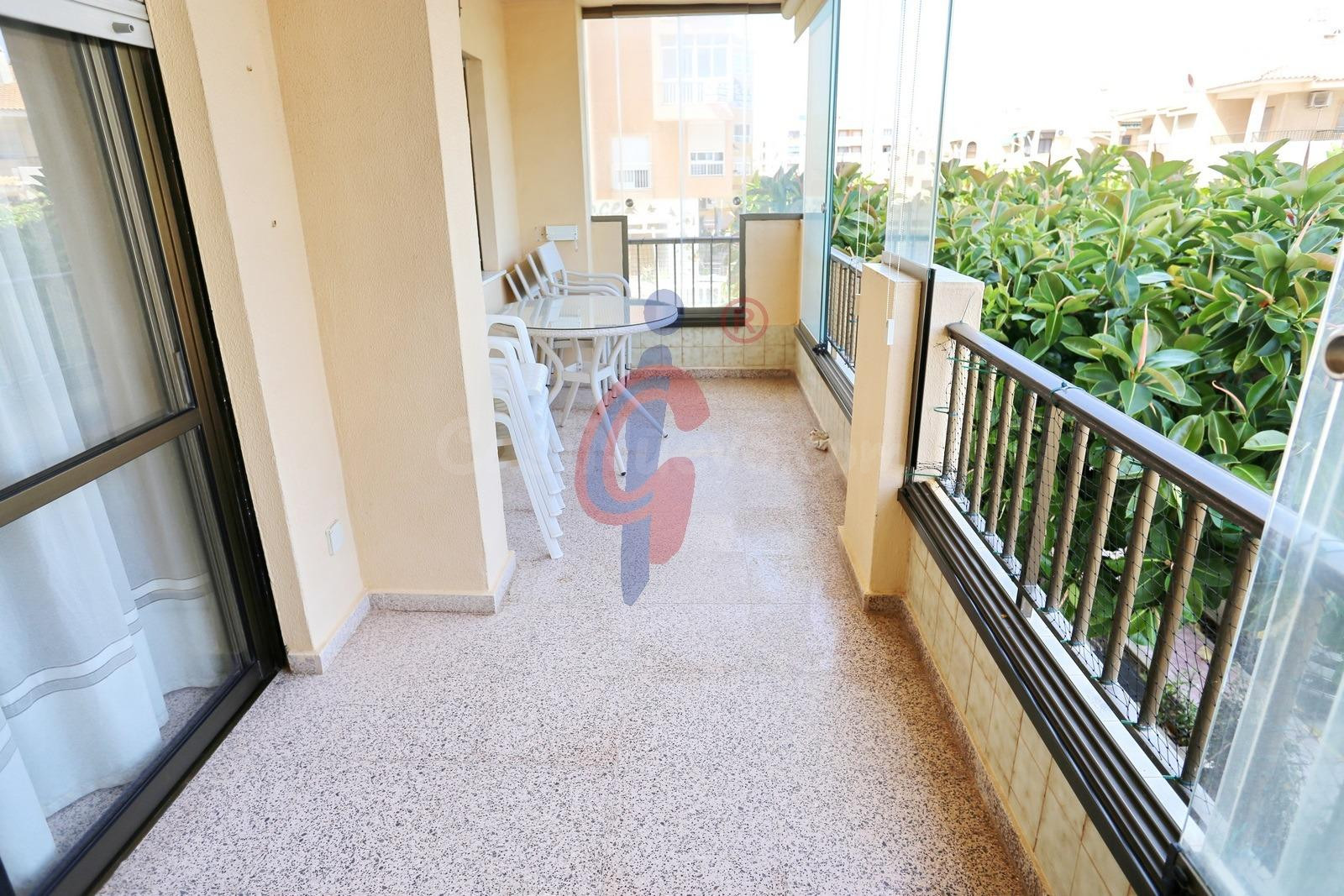 Luminoso apartamento con amplia terraza, piscina y excelente - foto 3