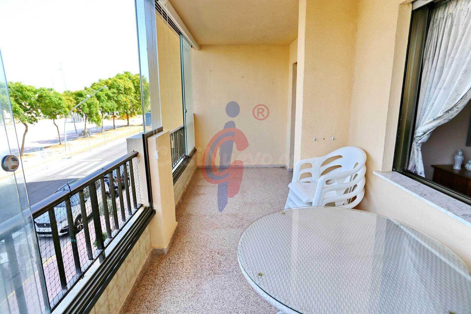 Luminoso apartamento con amplia terraza, piscina y excelente - foto 5