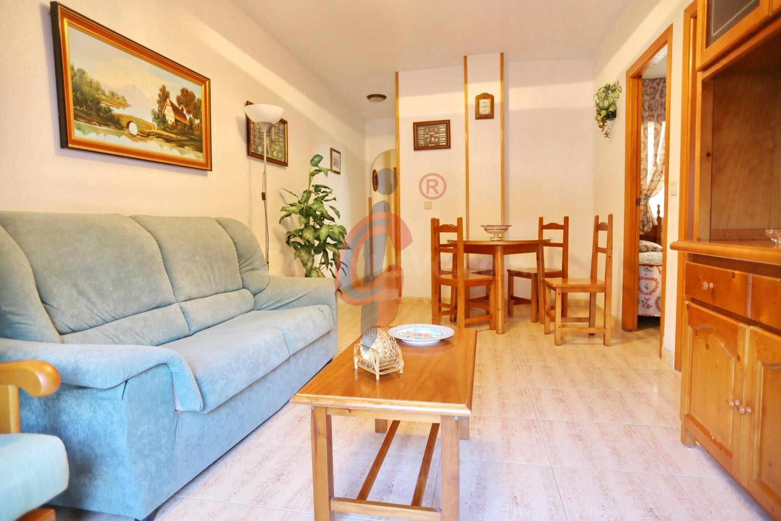 ¡Vivienda de dos dormitorios con piscina comunitaria a 550 metros de Playa Centro, Guardamar del Segura!