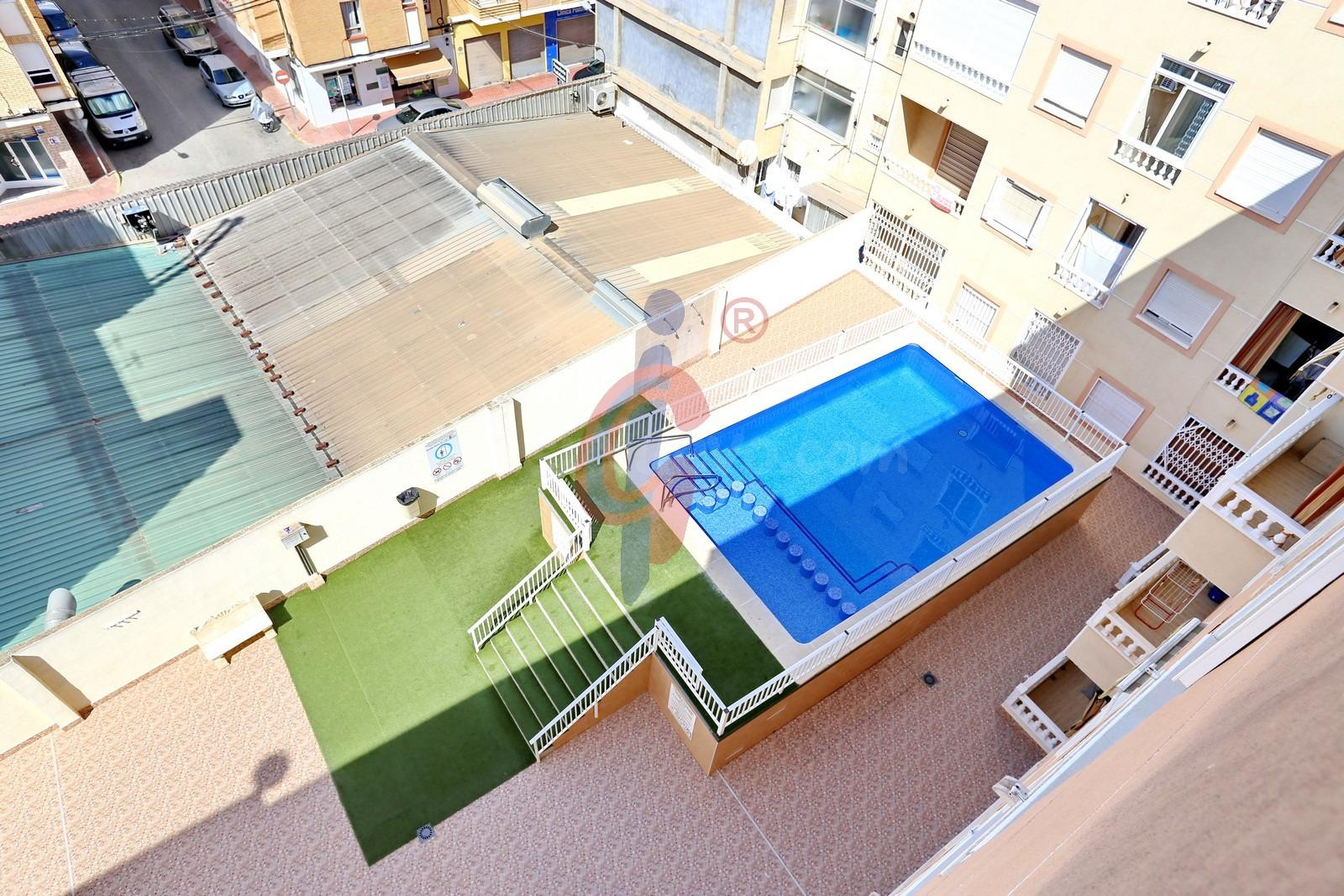 ¡Vivienda de dos dormitorios con piscina comunitaria a 550 m - foto 2