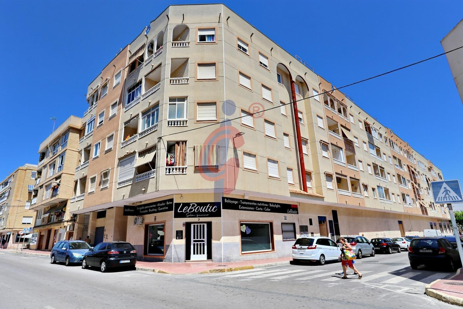 ¡Vivienda de dos dormitorios con piscina comunitaria a 550 m - foto 3