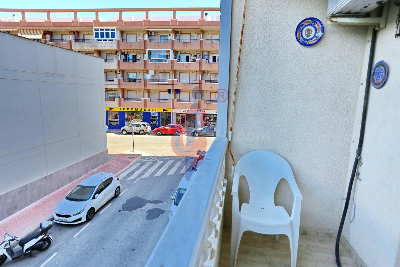 ¡Vivienda de dos dormitorios con piscina comunitaria a 550 m - foto 4