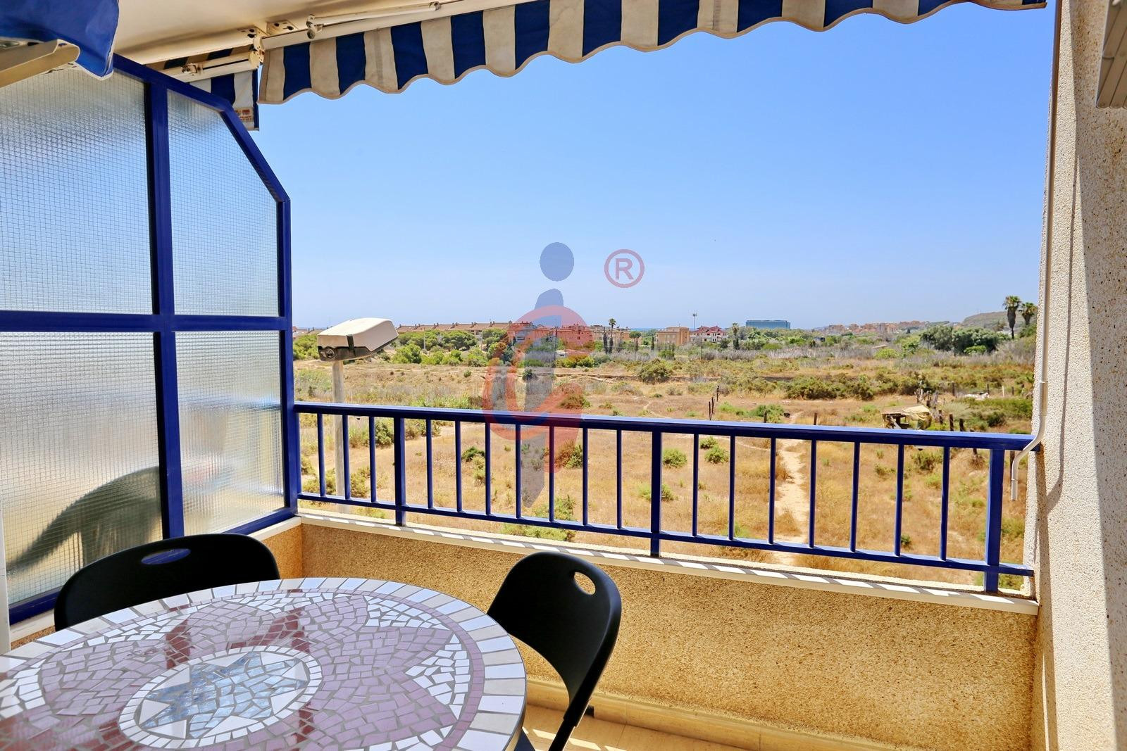 ¡PARQUELUZ: apartamento al sur con dos dormitorios, garaje, dos trasteros, y piscina! En GUARDAMAR