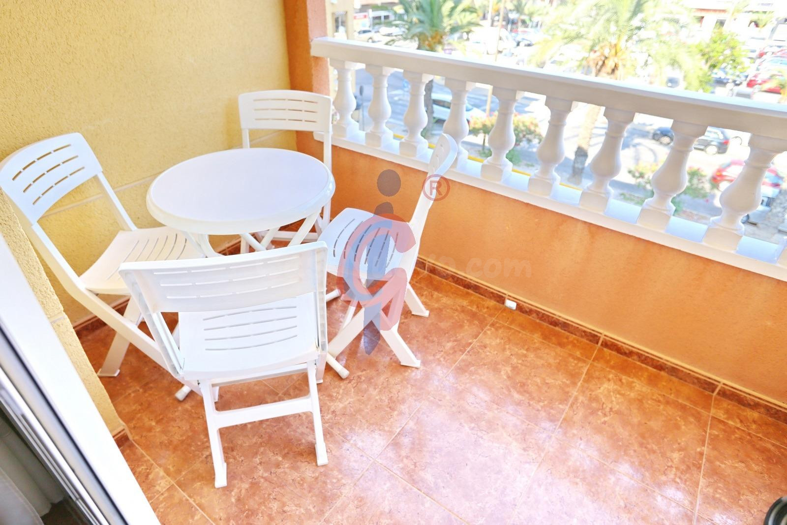 Piso de 3 dormitorios con terraza y garaje en venta en Guard - foto 3
