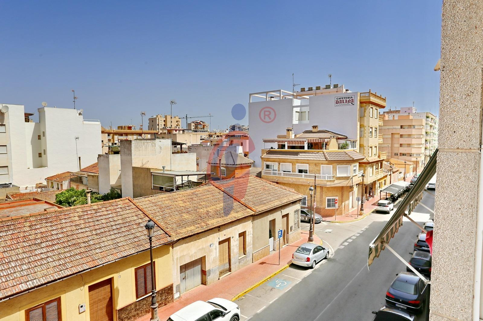 ¡Apartamento de cuatro dormitorios y garaje en venta para reformar en Guardamar del Segura!