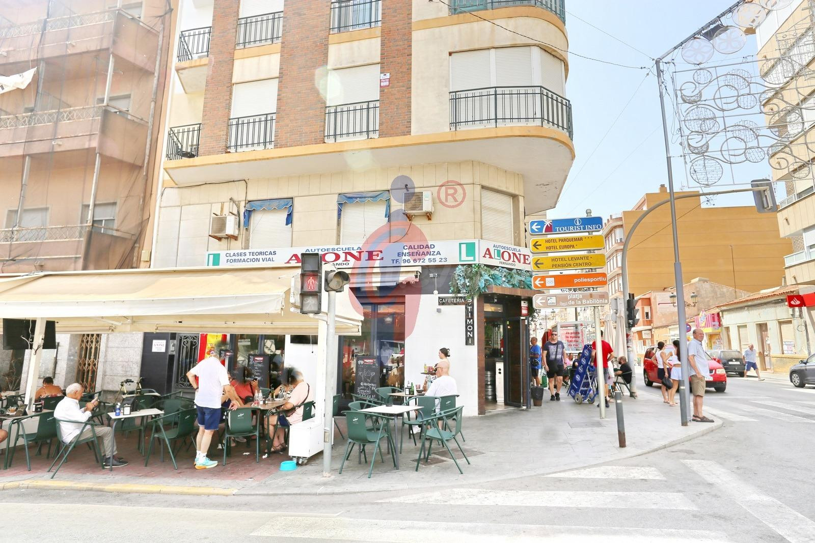 Local comercial en venta junto a la Plaza de la Constitución de Guardamar del Segura