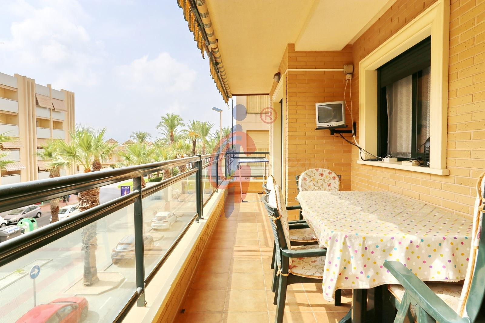 ¡Apartamento de tres dormitorios, dos baños, garaje y trastero con vistas sobre la Avenida Cervantes! Guardamar del Segura