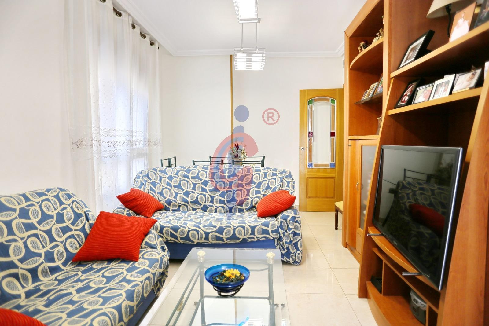 ¡Apartamento de tres dormitorios, dos baños, garaje y traste - foto 4