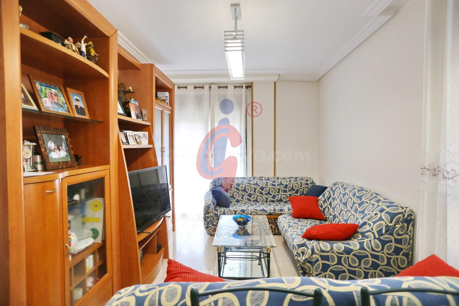 ¡Apartamento de tres dormitorios, dos baños, garaje y traste - foto 5