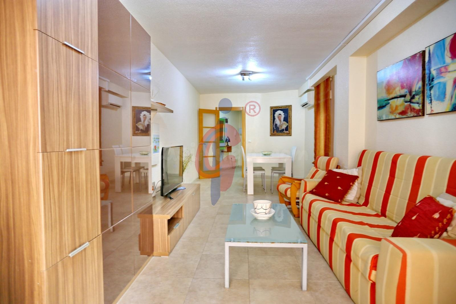 ¡Apartamento de dos dormitorios reformado en Avenida Cervantes, a 250 metros del mar!