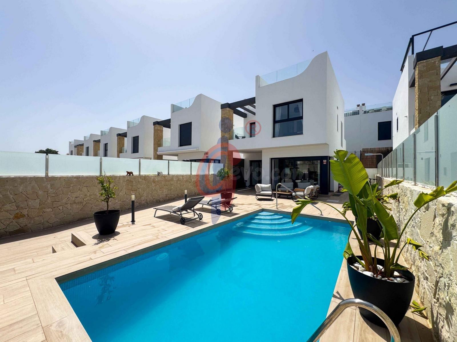 ¡Exclusivo chalet obra reciente con piscina privada en Punta Prima!