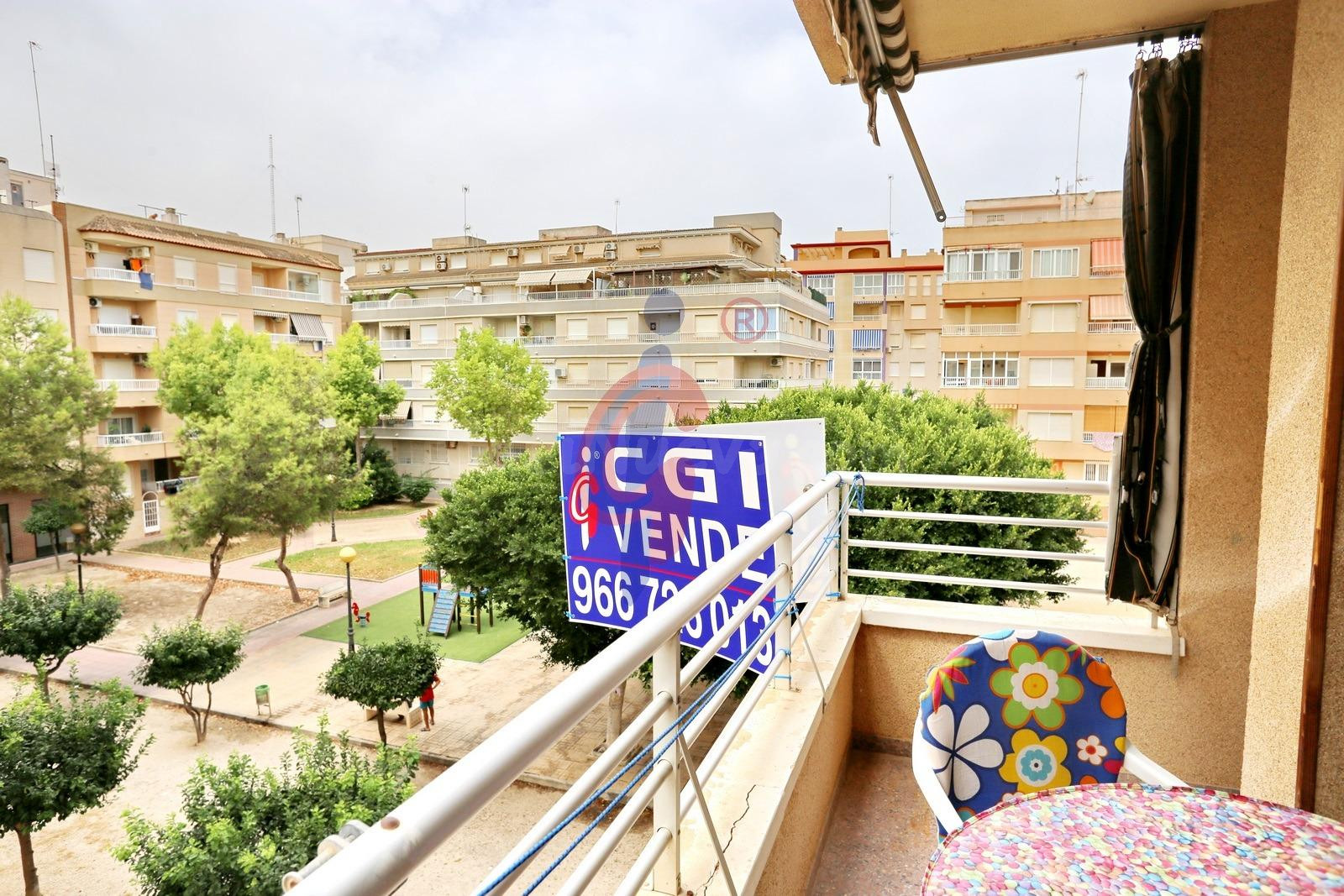 Vivienda en esquina 3 dormitorios, terraza, garaje, trastero y orientación suroeste en Los Naranjos I  Guardamar