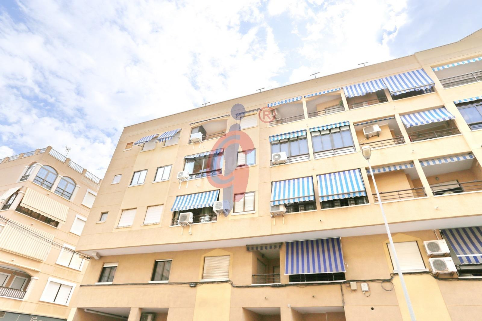 ¡Apartamento en alquiler anual en Plaza Porticada! Guardamar