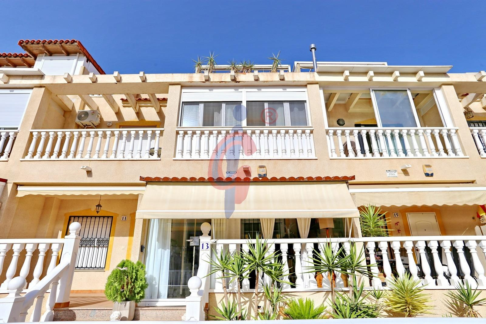 Bungalow adosado de 3 dormitorios con solárium, piscina y garaje en Los Estaños II, Guardamar del Segura