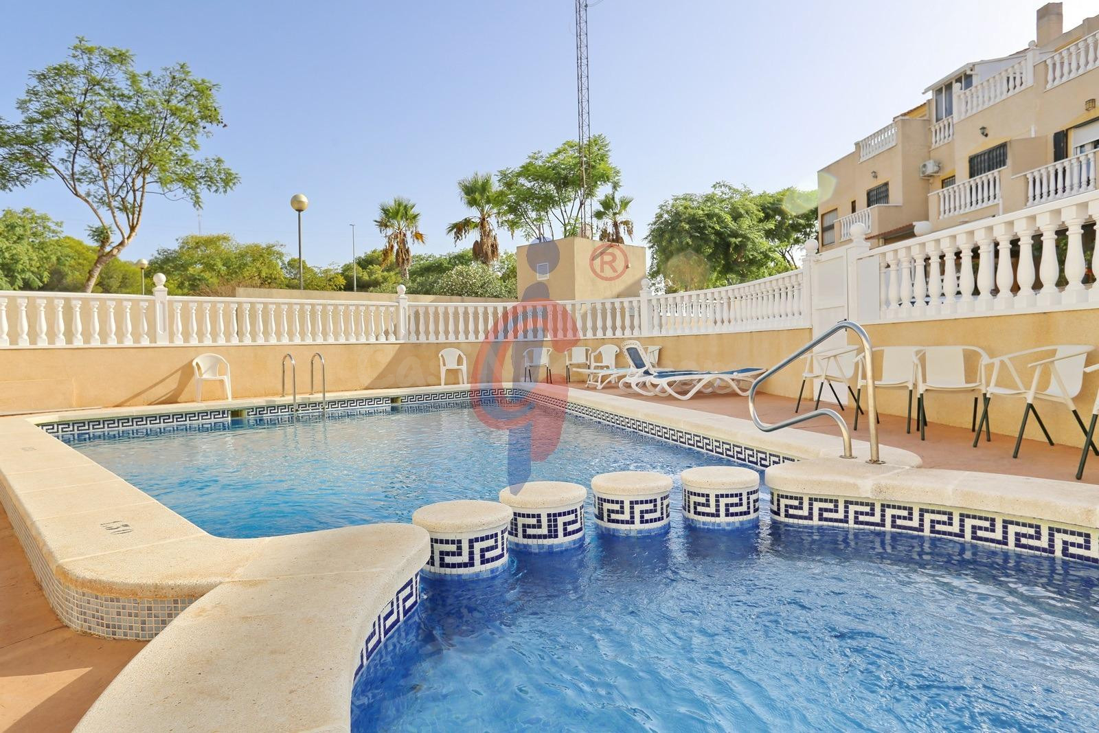 Bungalow adosado de 3 dormitorios con solárium, piscina y ga - foto 4