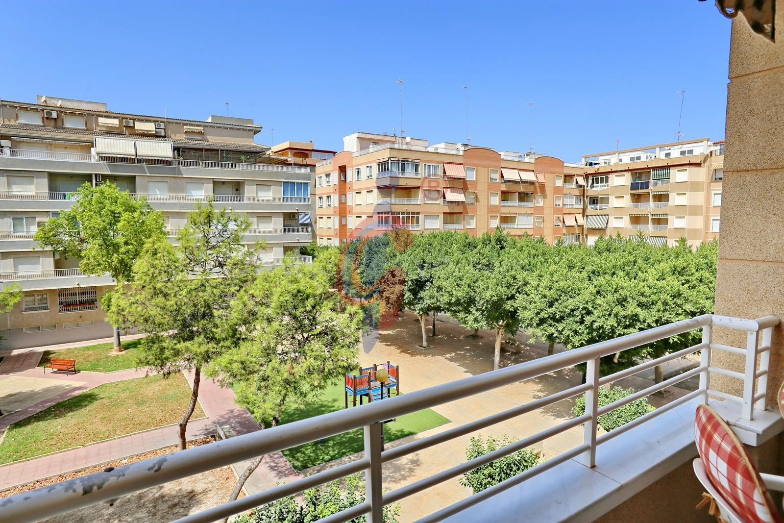 Vivienda en venta de dos dormitorios con vistas sobre el Parque de los Naranjos en zona Las Viñas, Guardamar del Segura