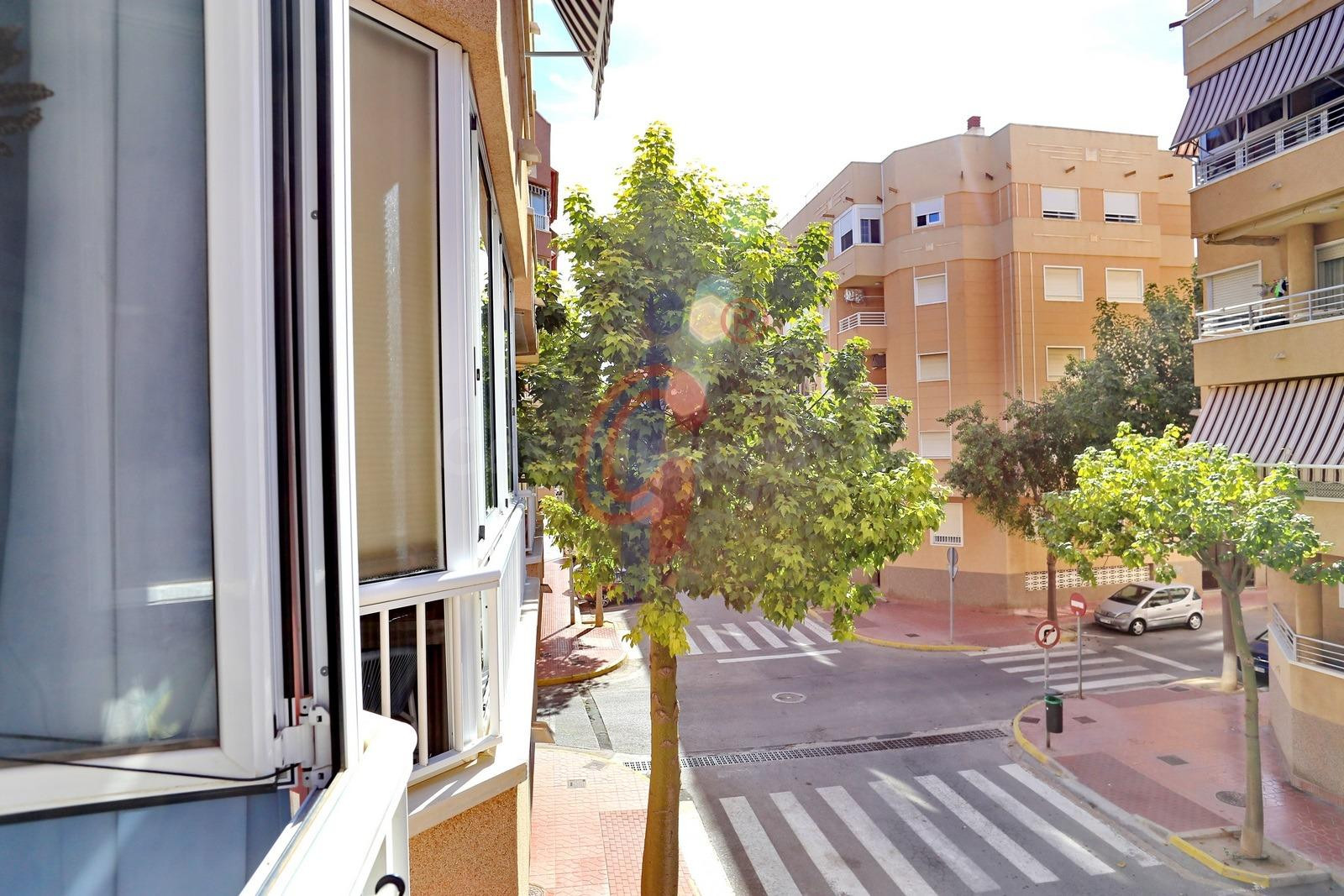 OPORTUNIDAD | Piso con orientación sur, terraza acristalada  - foto 2