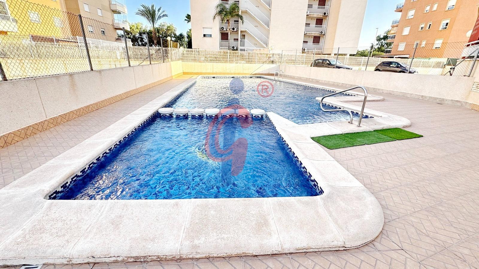 ¡Apartamento de 2 dormitorios con piscina y parking en el Puerto Deportivo de Guardamar del Segura!