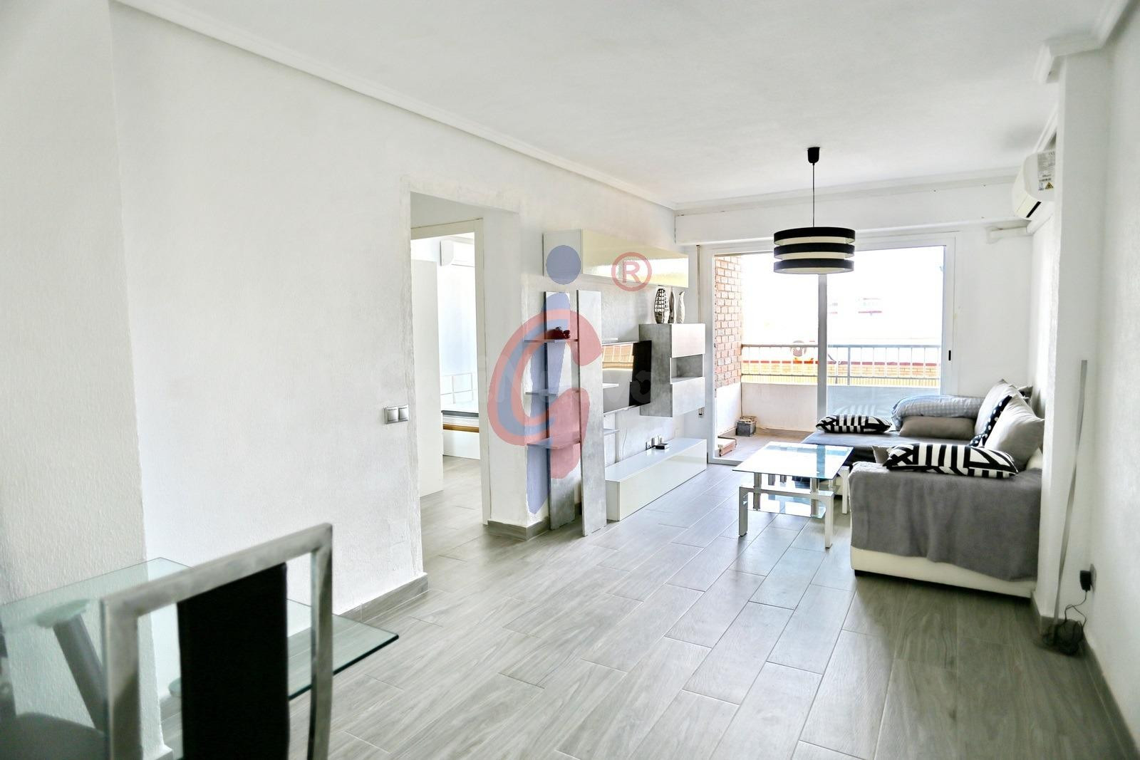 Apartamento semireformado de 3 dormitorios en zona Mercadona, Guardamar del Segura