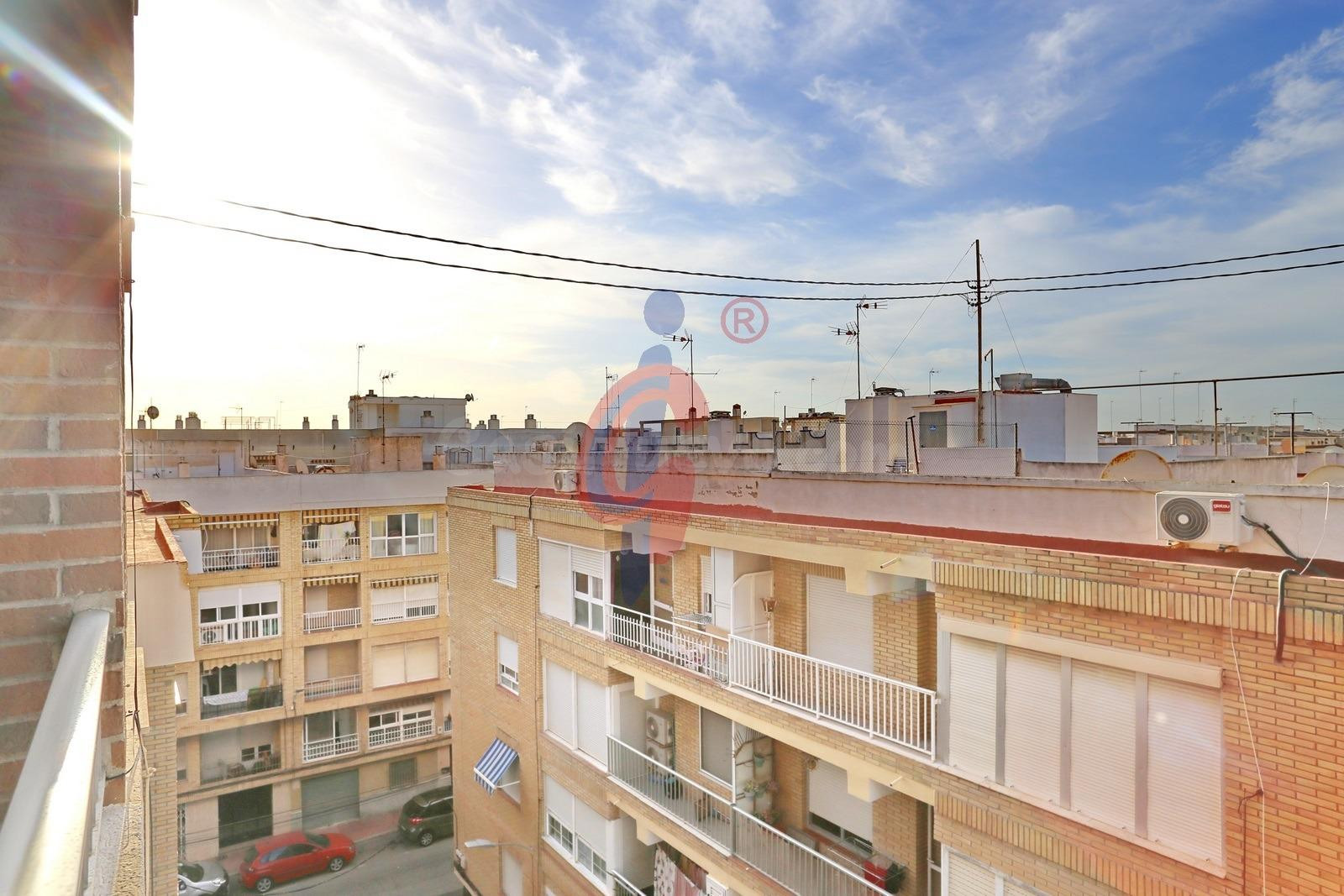 Apartamento semireformado de 3 dormitorios en zona Mercadona - foto 3