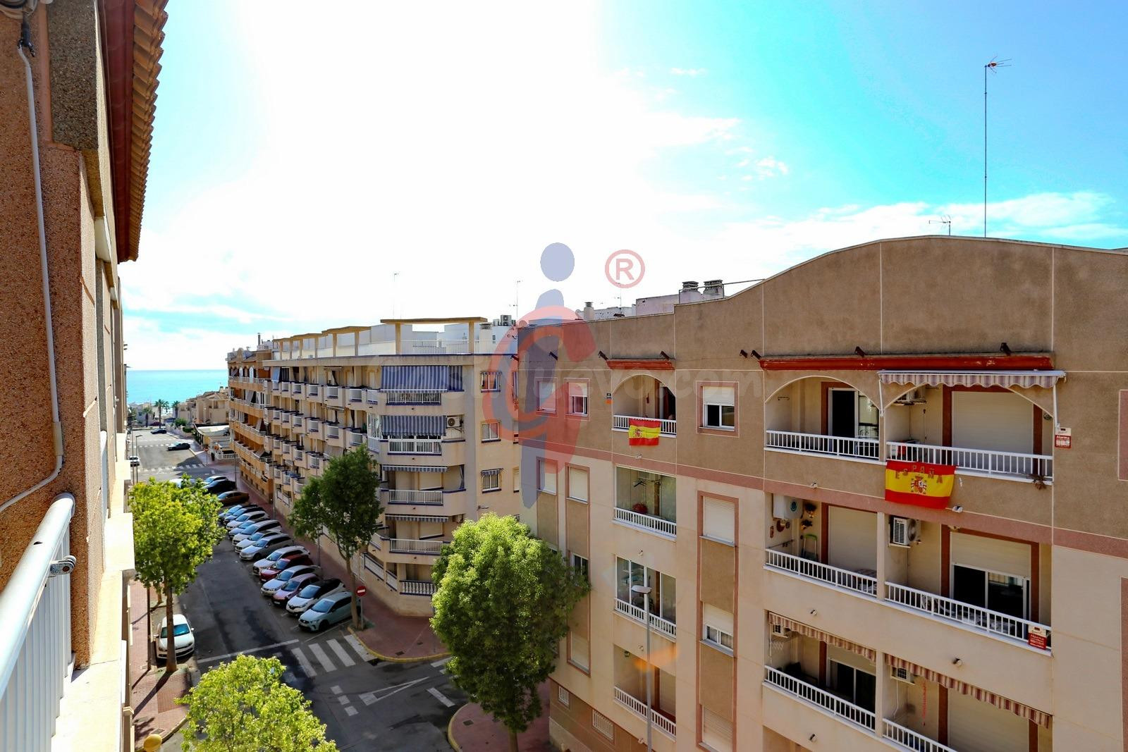 ¡Oportunidad en Guardamar: última planta con terraza y vista - foto 2