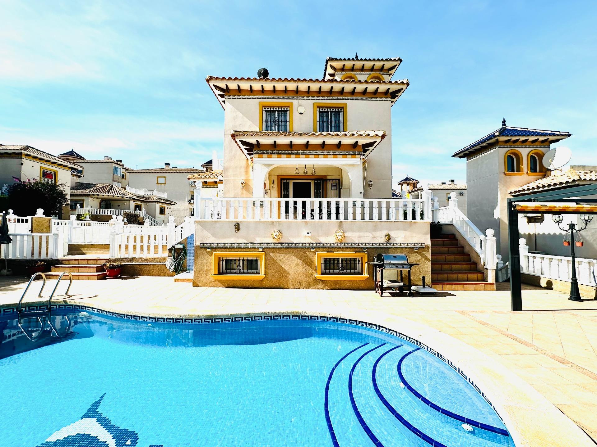 Villa independiente con piscina privada en Villamartin Golf - foto 2
