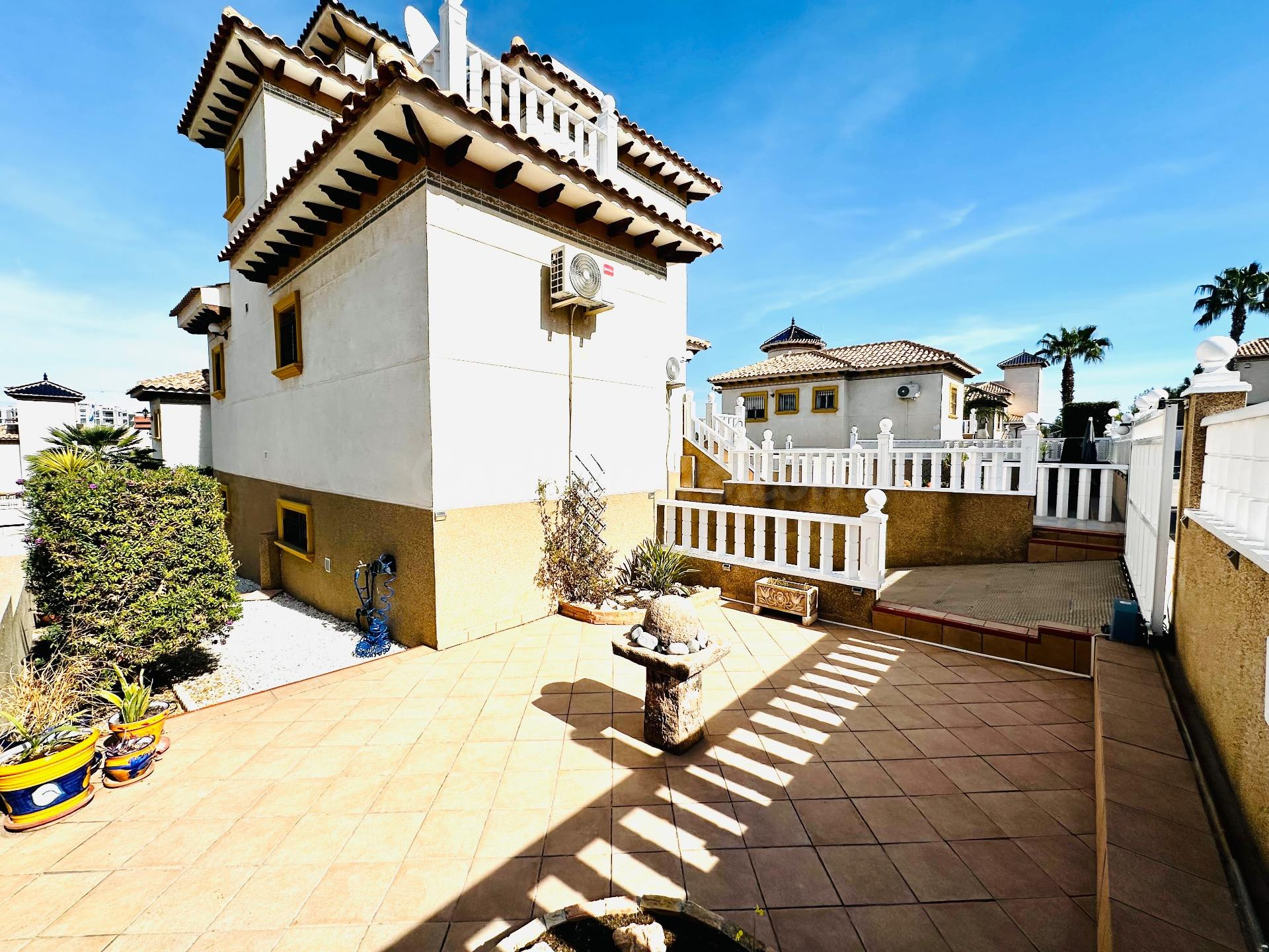 Villa independiente con piscina privada en Villamartin Golf - foto 3