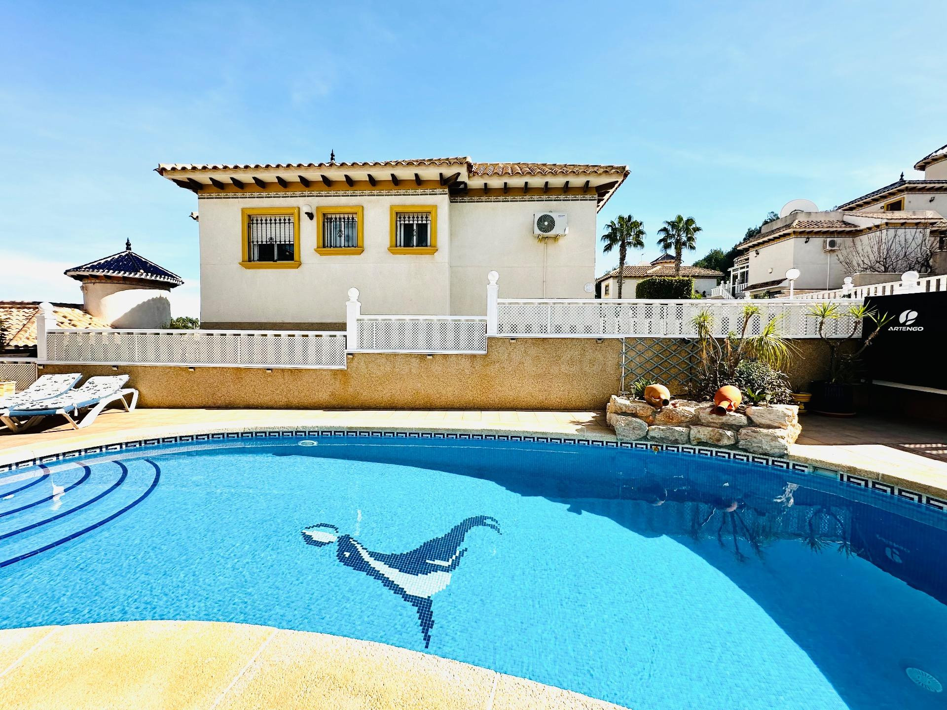 Villa independiente con piscina privada en Villamartin Golf - foto 5