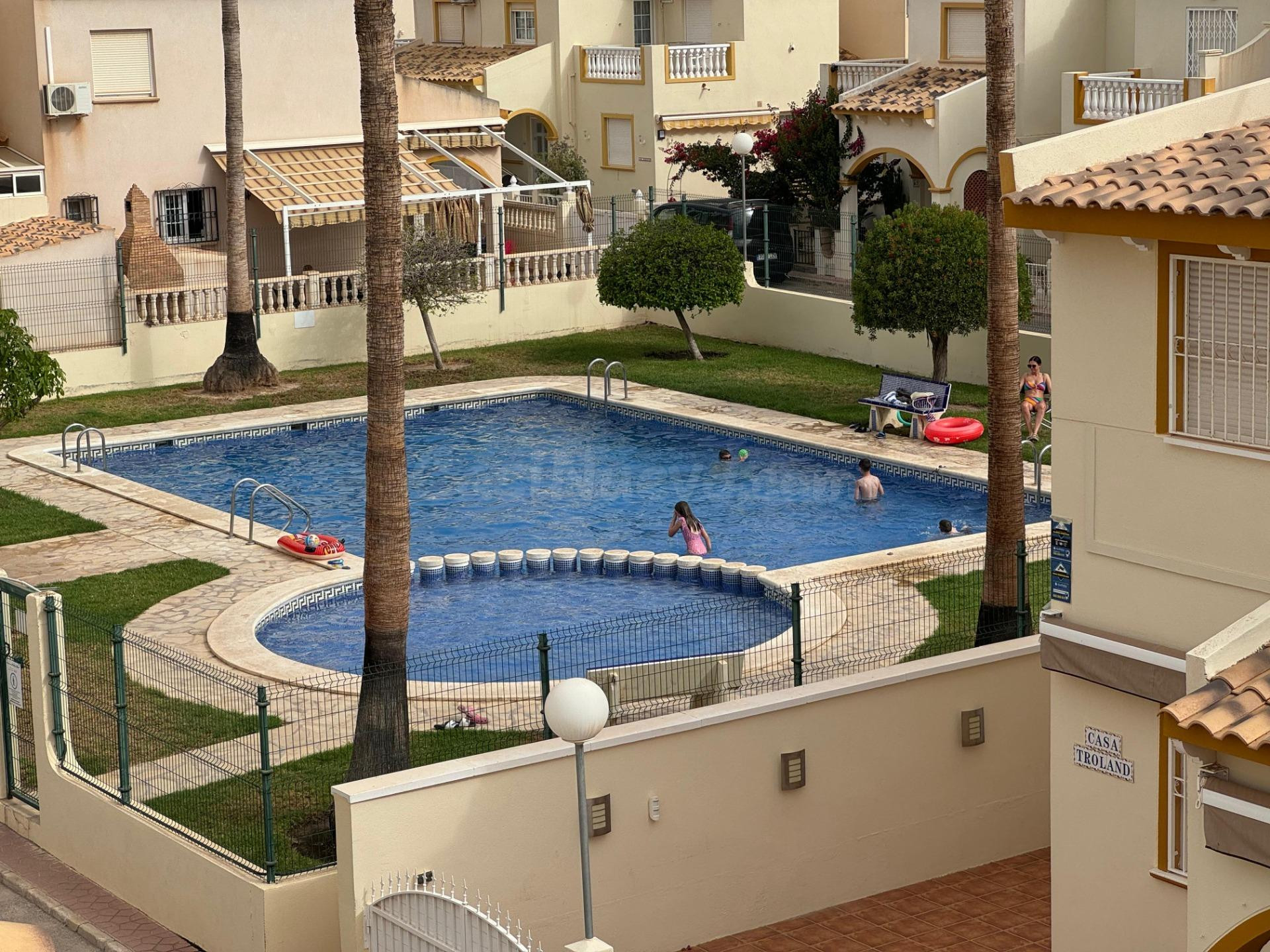 Amplio y luminoso chalet en La Zenia - foto 4