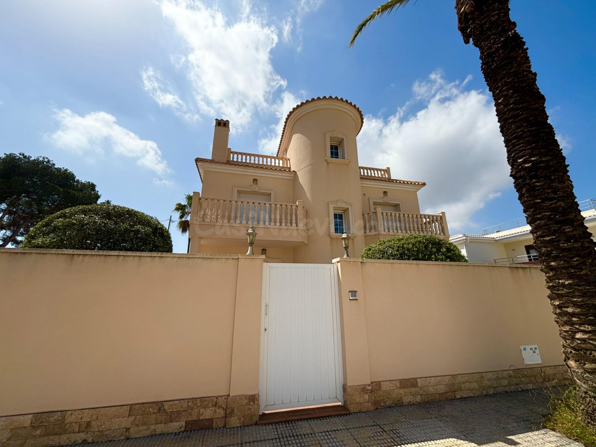 Impresionante Villa Reformada en una Ubicación Privilegiada  - foto 4