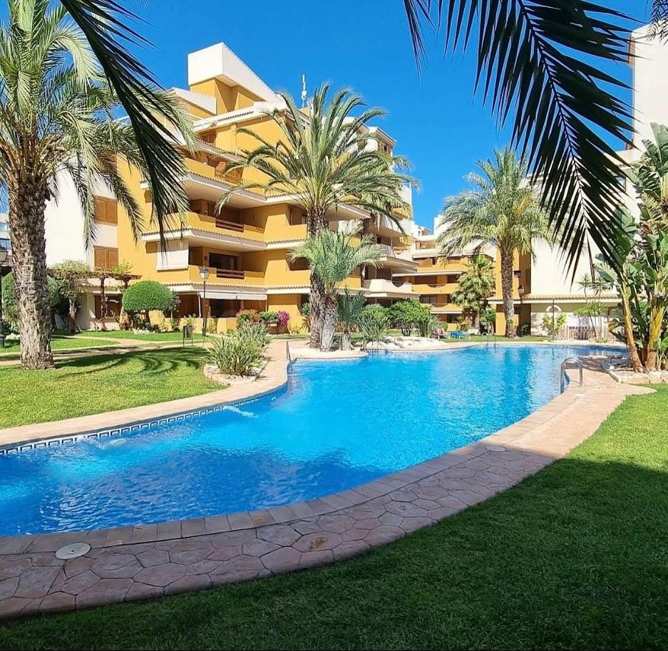 APARTAMENTO DE 2 DORMITORIOS Y 2 BAÑOS EN PUNTA PRIMA (ORIHUELA COSTA)