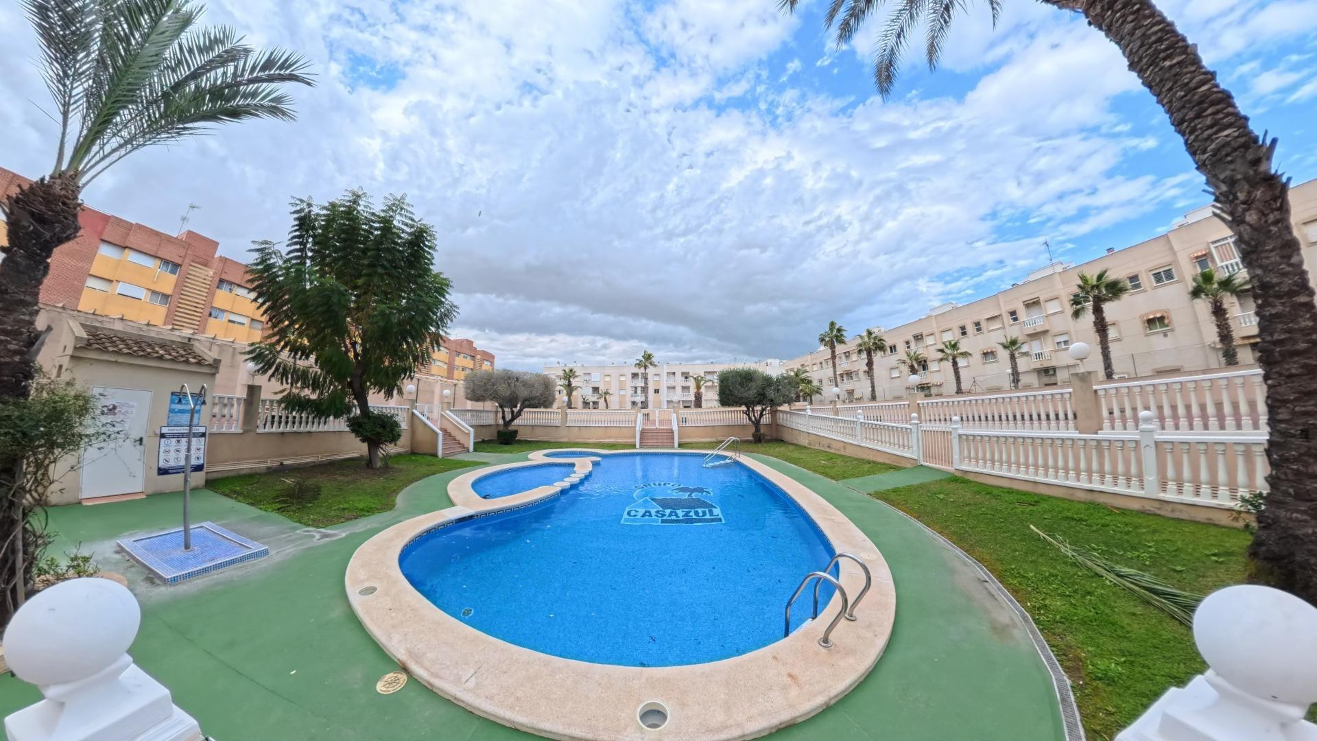 Apartamento de 2 dormitorios con terraza, garaje y zonas comunes – urbanización privada en el centro